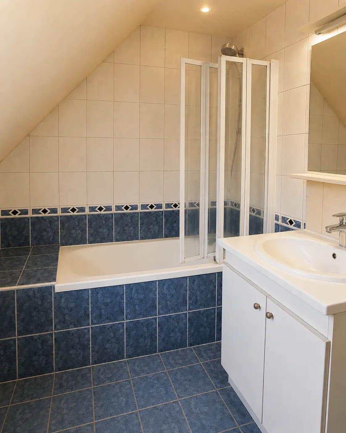 Salle de bain sous combles avant rénovation