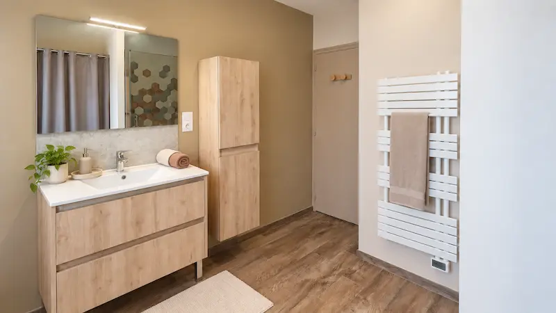 Salle de bain adaptée douce et lumineuse réalisée à Plerneuf