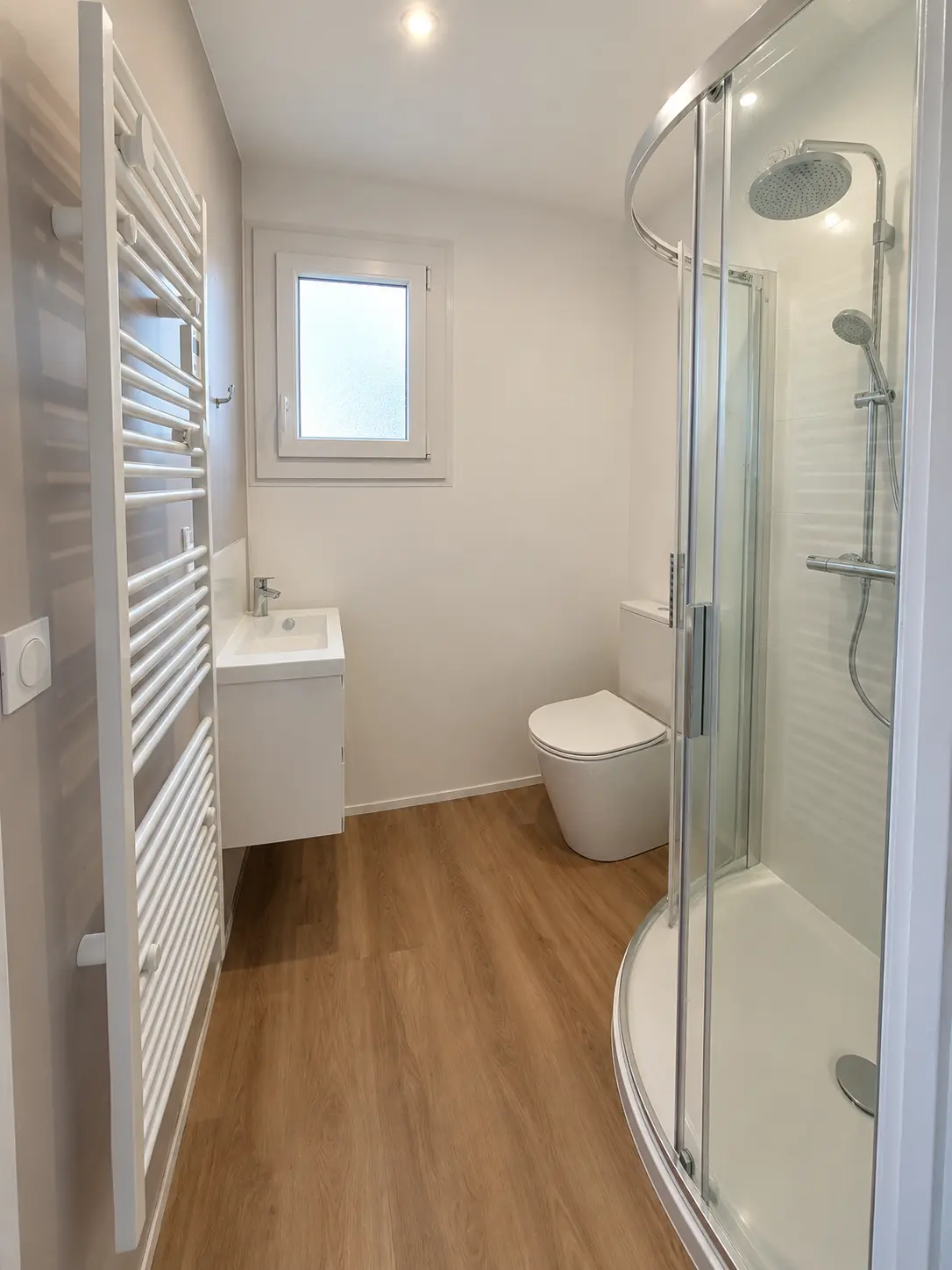 Mini salle de bain ultra fonctionnelle réalisée à Plestin-les-Grèves