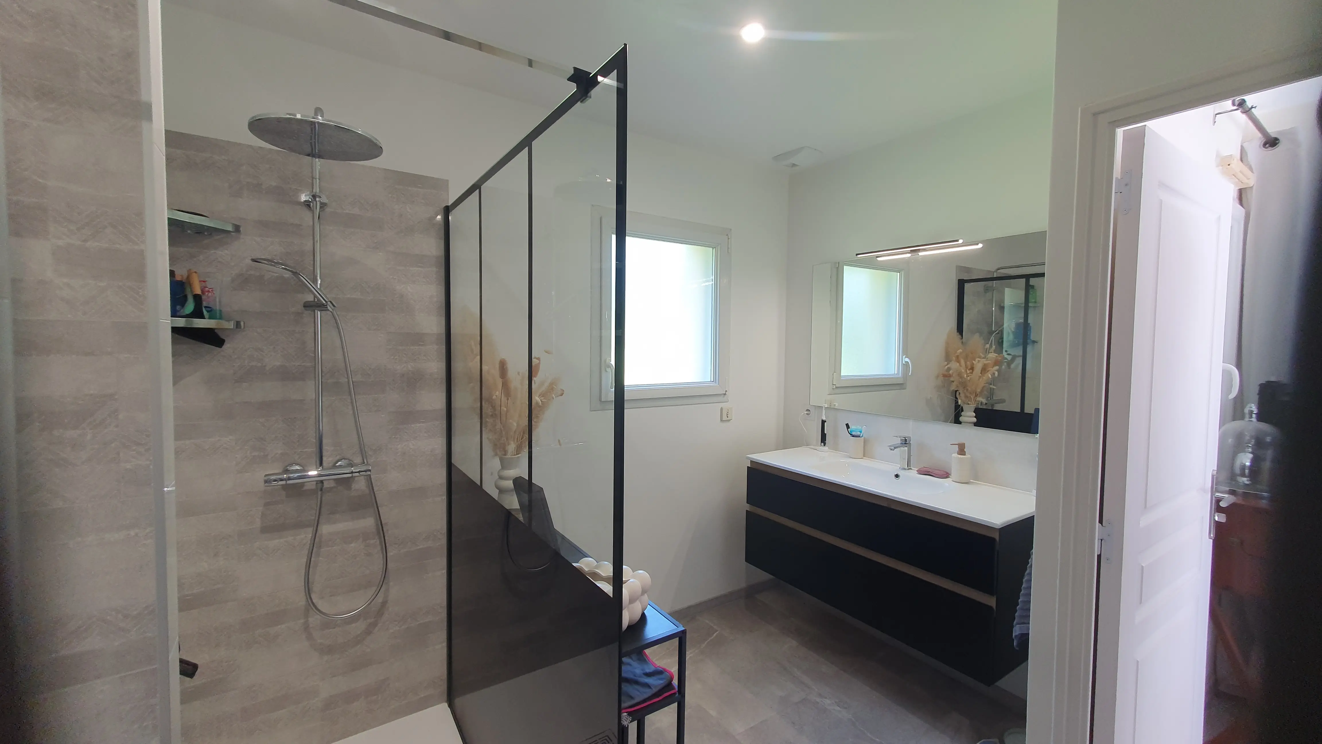 Salle de bain contemporaine avec verrière atelier réalisée à Ploubezre