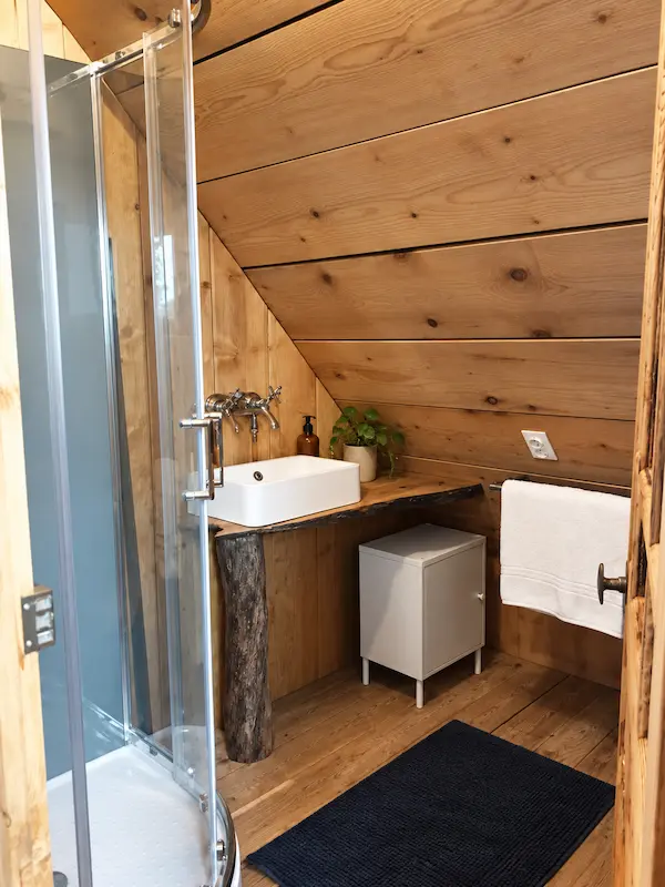 Salle de bain esprit chalet réalisée à Ploubezre