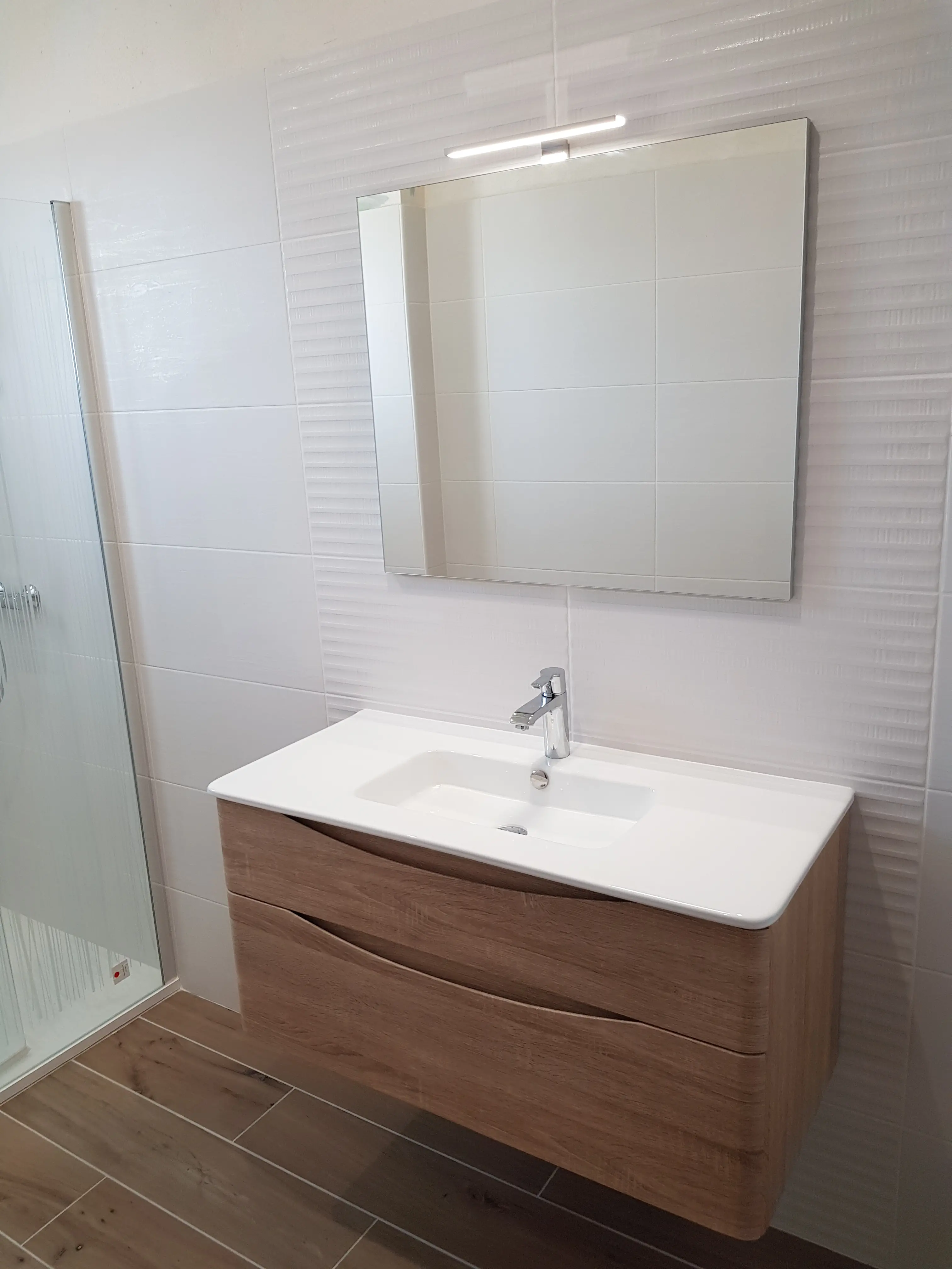 Salle de bain moderne et chaleureuse réalisée à Ploumilliau