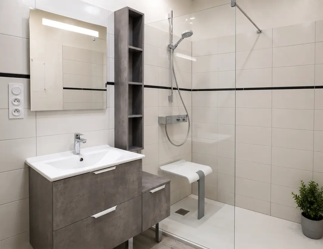 Salle de bain adaptée tout en discrétion réalisée à Saint-Michel-en-Grève