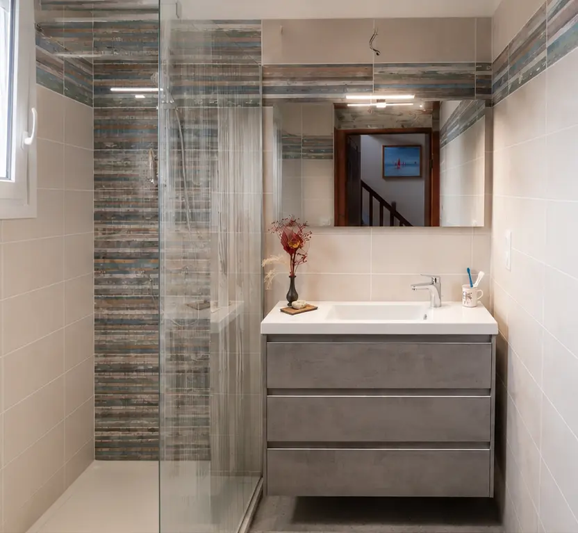 Salle de bain inspiration bord de mer réalisée à Trébeurden